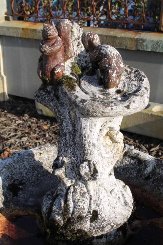 Oude-fontein-in-het-midden-eekhoorn-met-wateruitloop