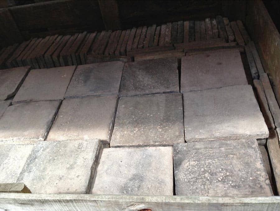 Oude-gesmoorde-terracotta-blauw-grijs-bruine-estrikken