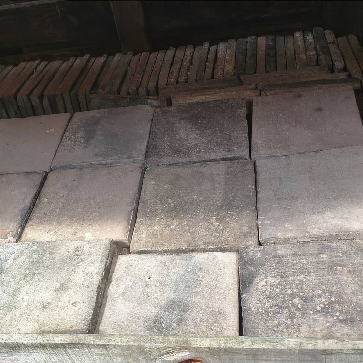 Oude gesmoorde terracotta blauw-grijs-bruine estrikken