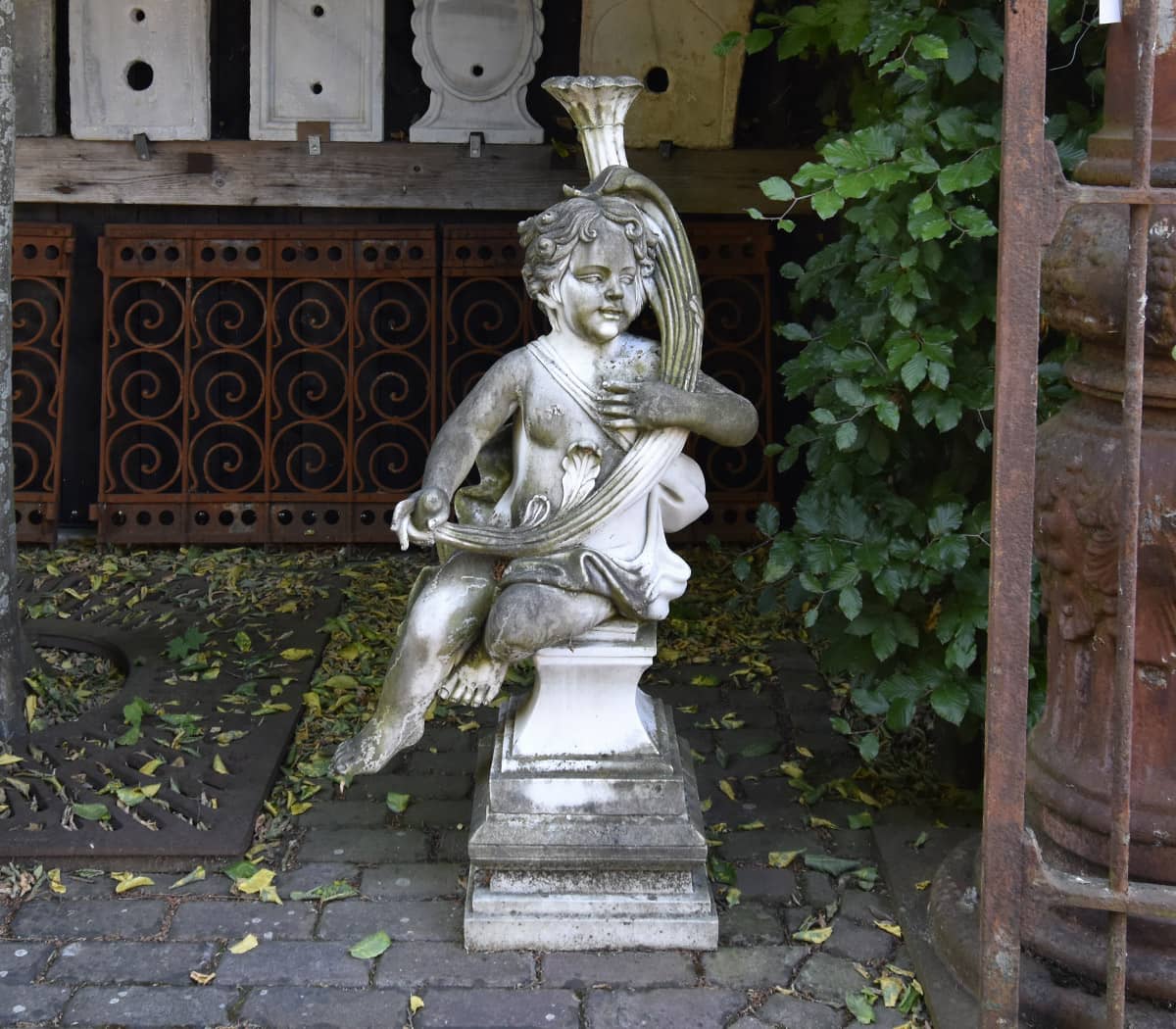 Set-van-twee-handgekapte-marmeren-engelen-met-hoorn-des-overvloeds-op-bijpassende-marmeren-sokkels