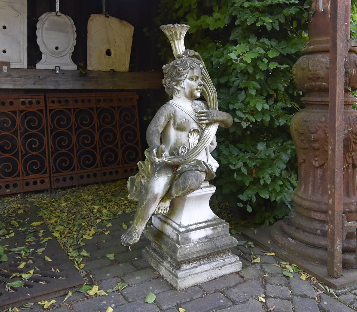 Set-van-twee-handgekapte-marmeren-engelen-met-hoorn-des-overvloeds-op-bijpassende-marmeren-sokkels