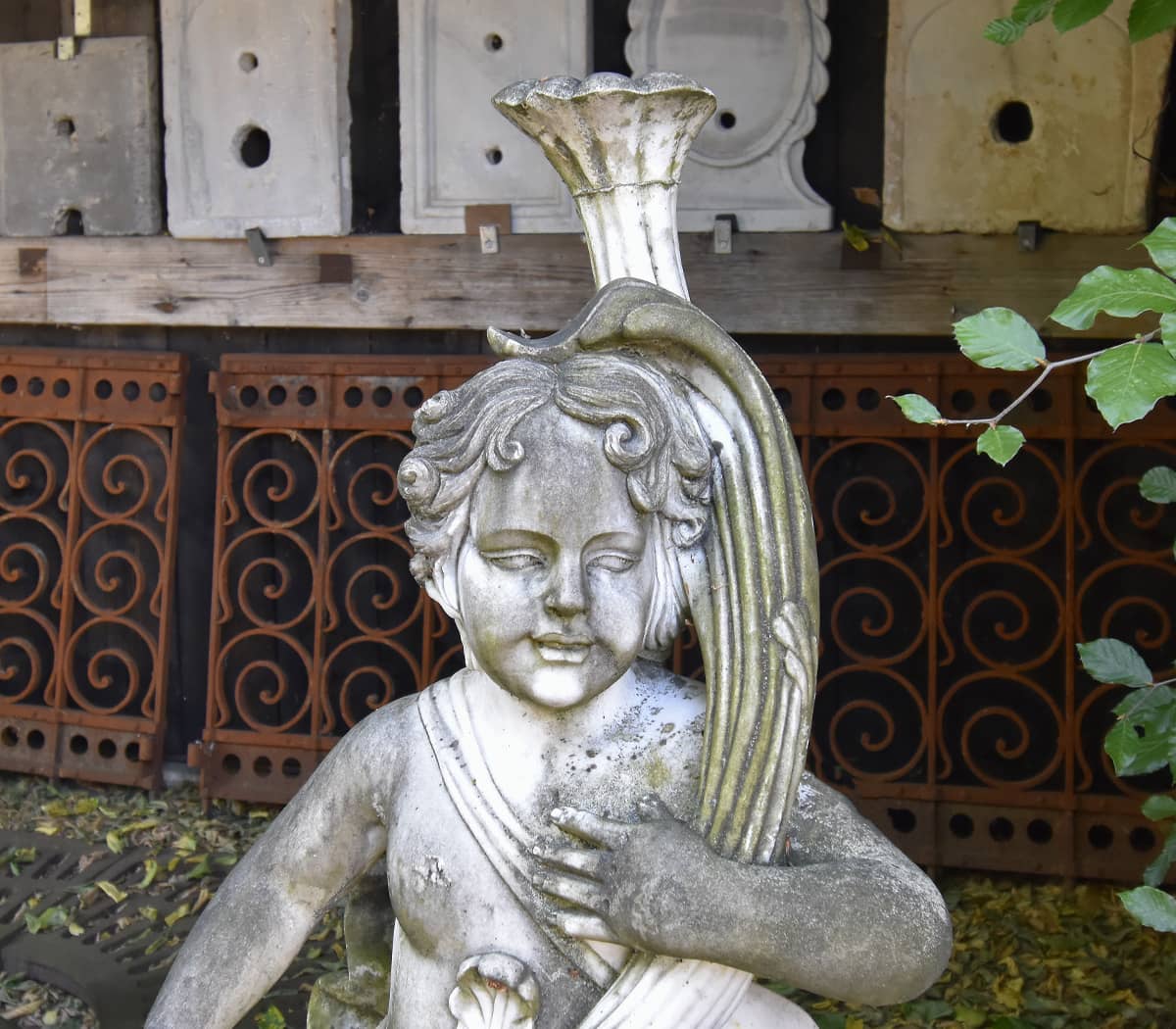 Set-van-twee-handgekapte-marmeren-engelen-met-hoorn-des-overvloeds-op-bijpassende-marmeren-sokkels