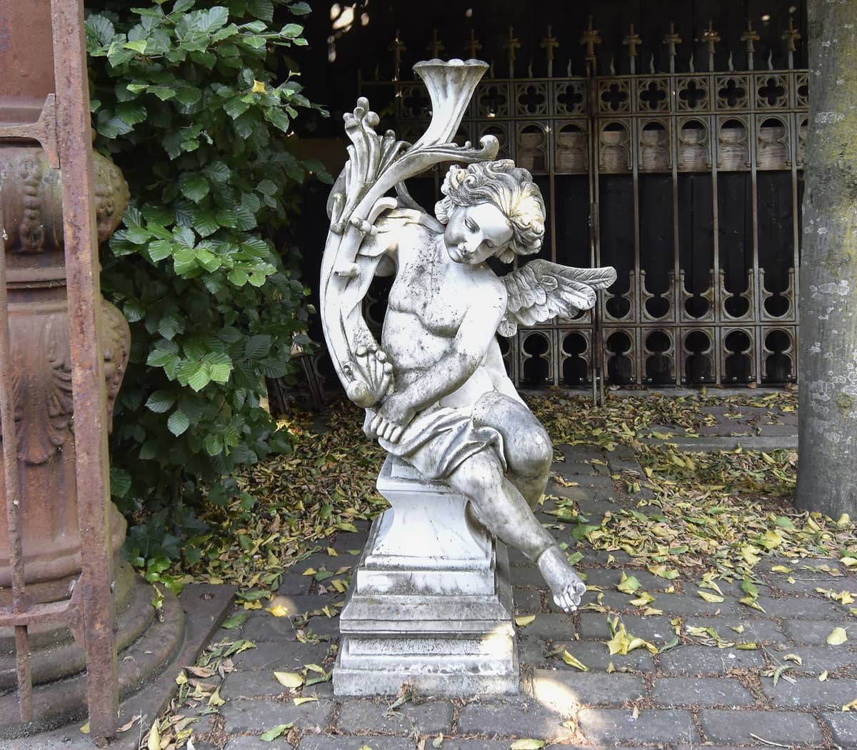 Set-van-twee-handgekapte-marmeren-engelen-met-hoorn-des-overvloeds-op-bijpassende-marmeren-sokkels