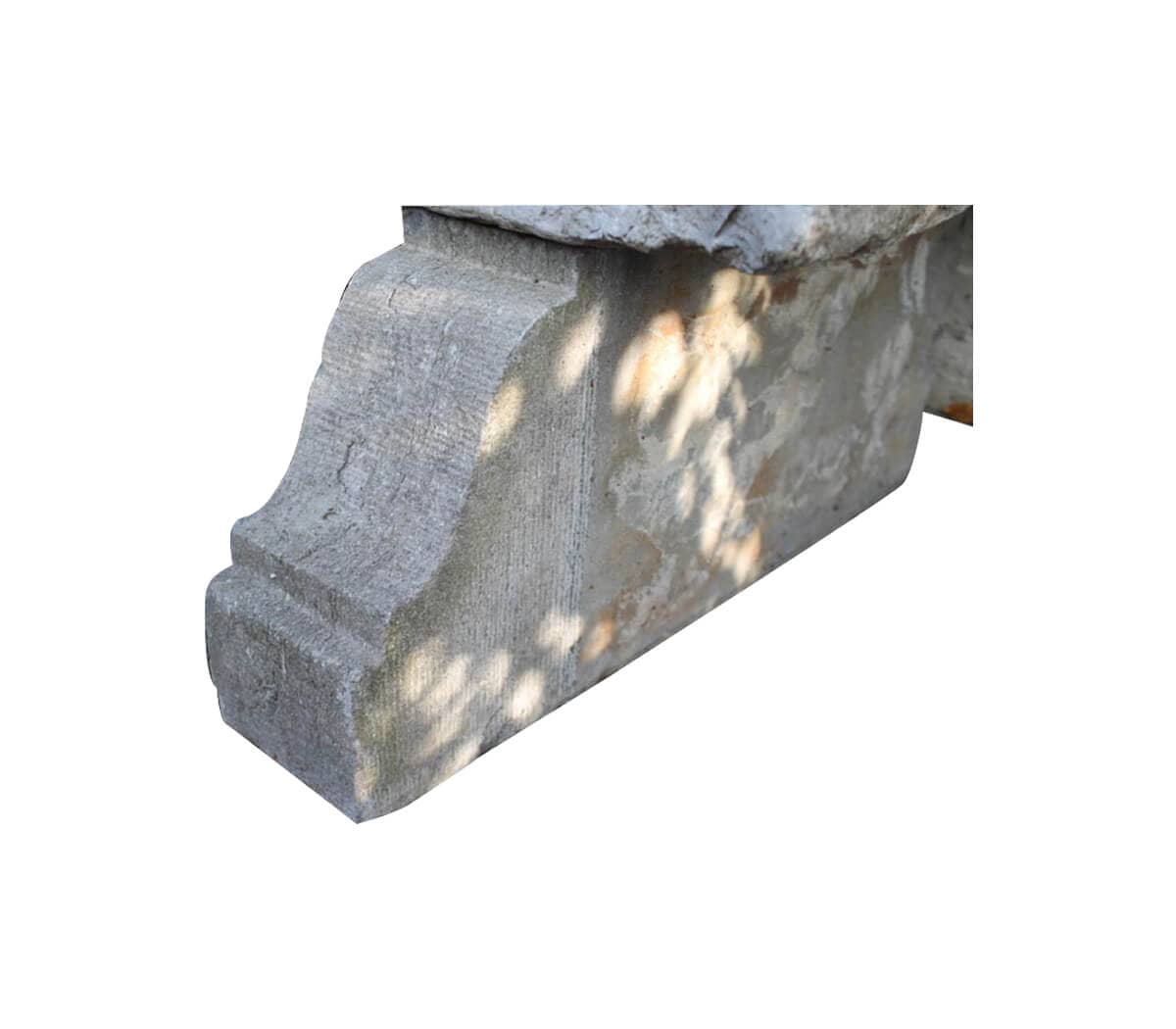 Voetenbokken-voor-onder-een-trog-fonteintje-plantenbak