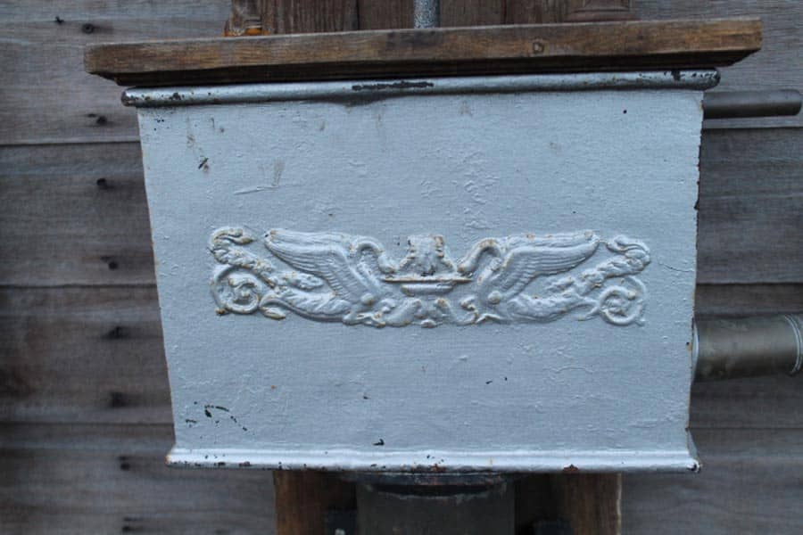 Zeer-mooie-unieke-waterpomp-met-mooie-bak-op-bord.-staat-bij-oude-zagerij