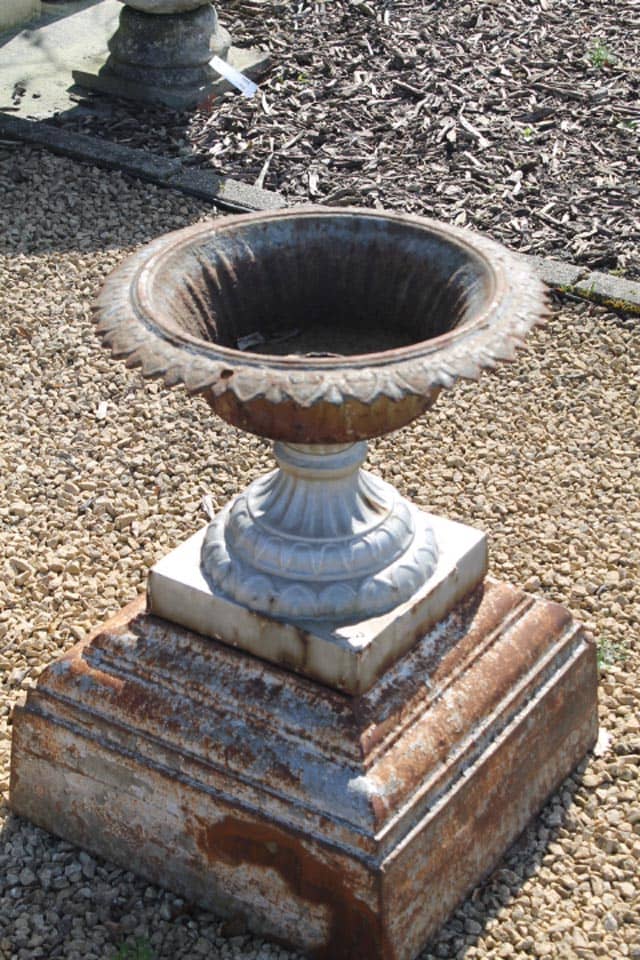 Zeer-oude-gietijzeren-vaas-op-gietijzeren-sokkel