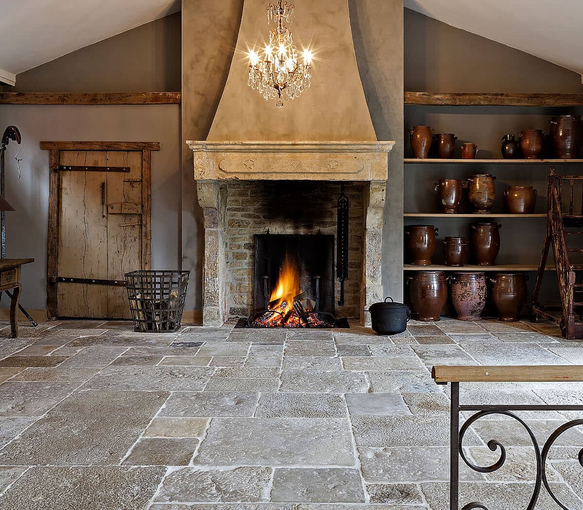 antieke-zandstenen-kasteelschouw-op-antieke-bourgondische-dallen