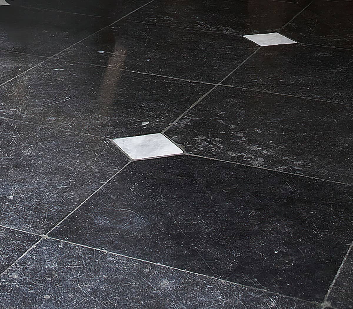 belgisch-hardsteen-met-cabochon-carrara-marmer