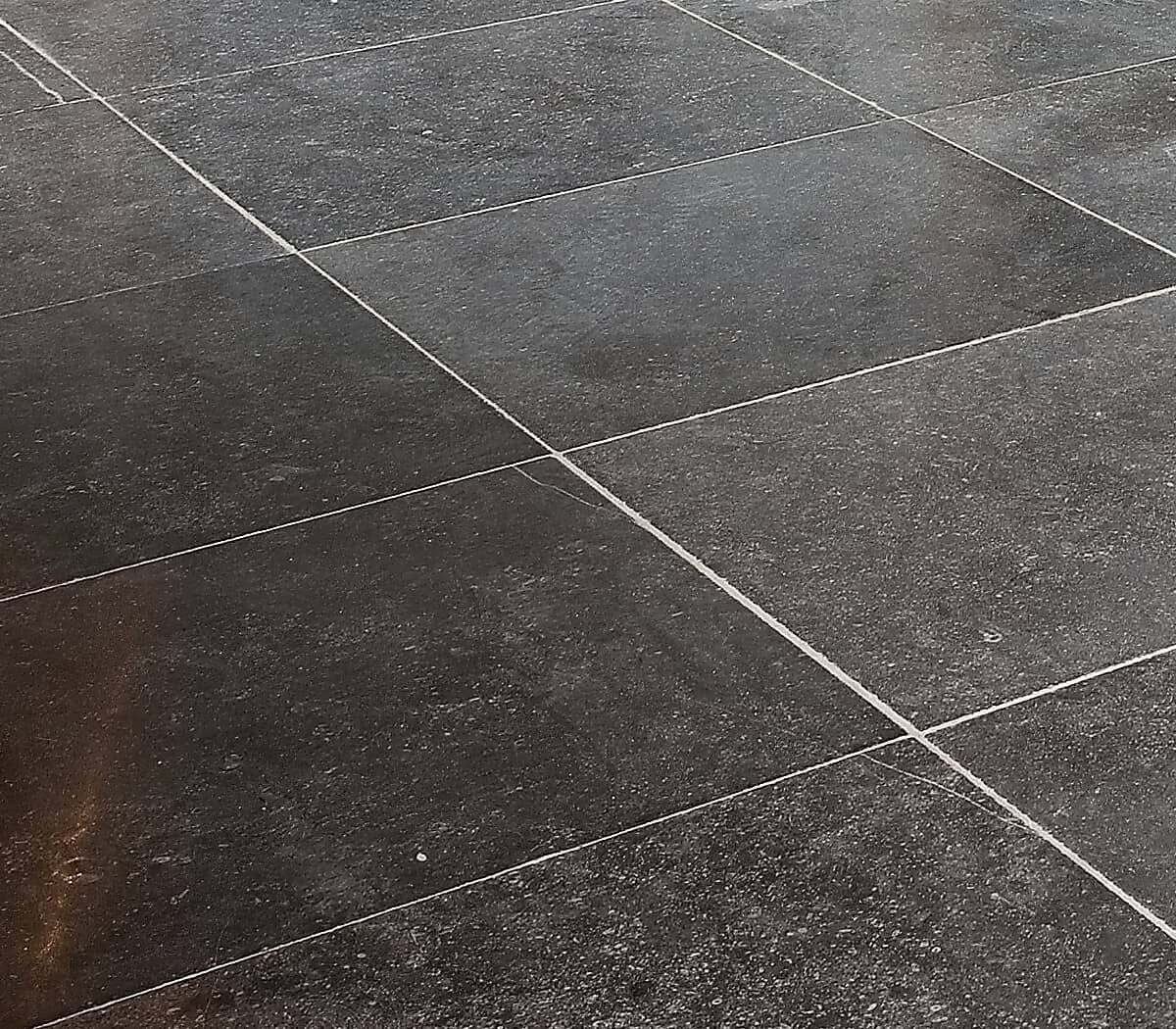 licht-verouderd-belgisch-hardsteen-cottage