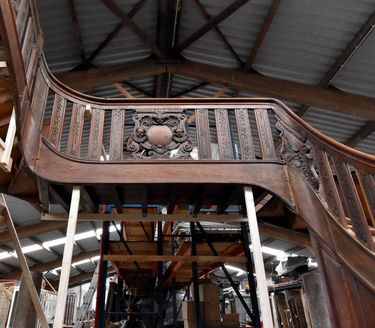 grote-exclusieve-houten-trap-houtsnijwerk