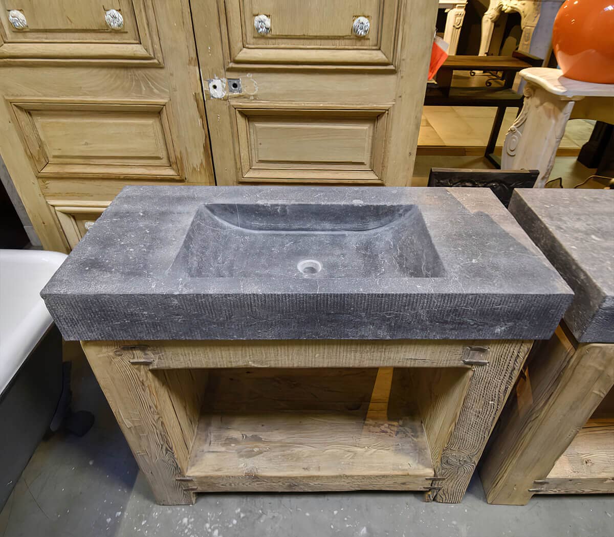 Badkamermeubel-compleet-met-hardstenen-spoelbak