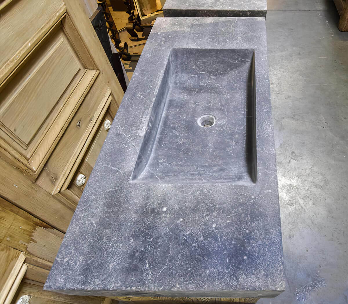 Badkamermeubel-compleet-met-hardstenen-spoelbak