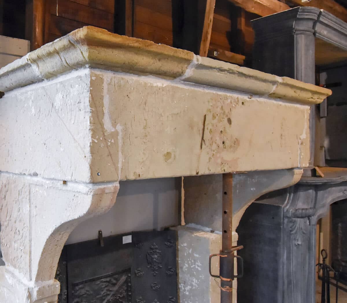 Antieke-kasteelschouw-zandstenen-ombouwschouw