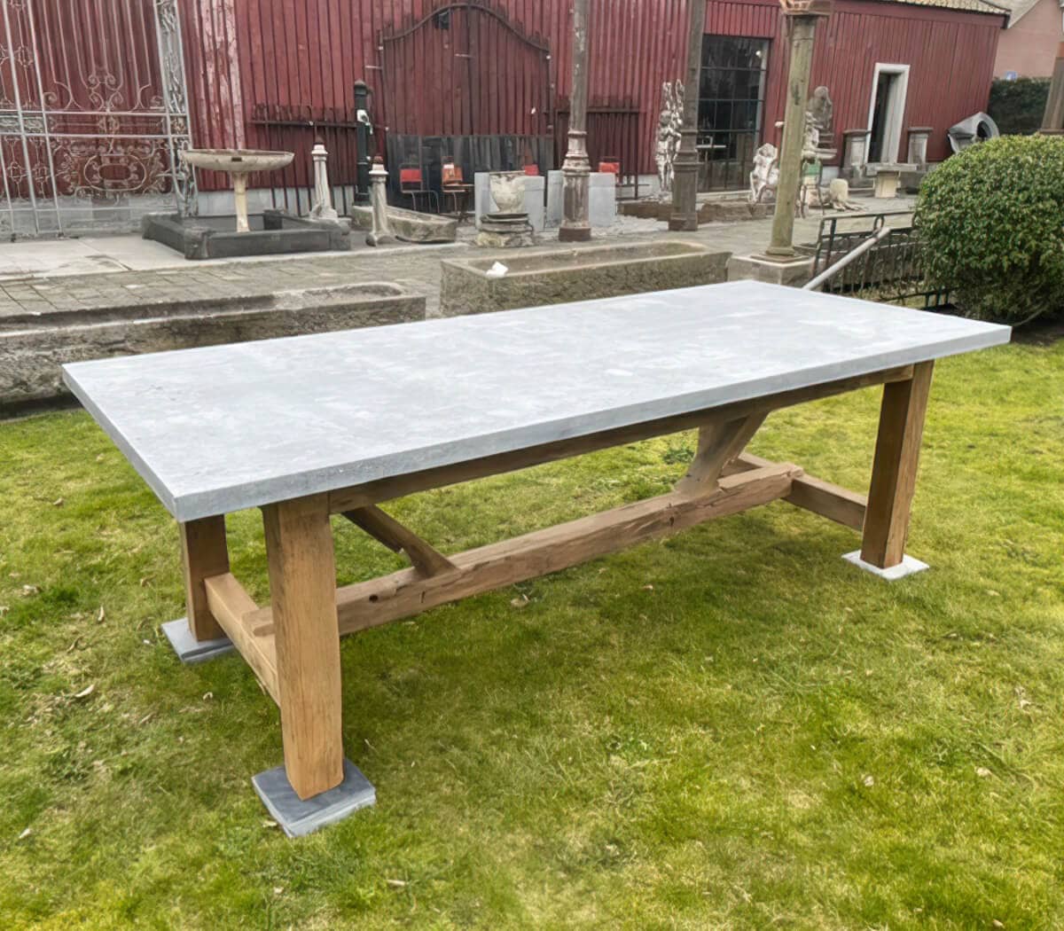 Tafel-eiken-onderstel-met-belgisch-hardstenen-blad