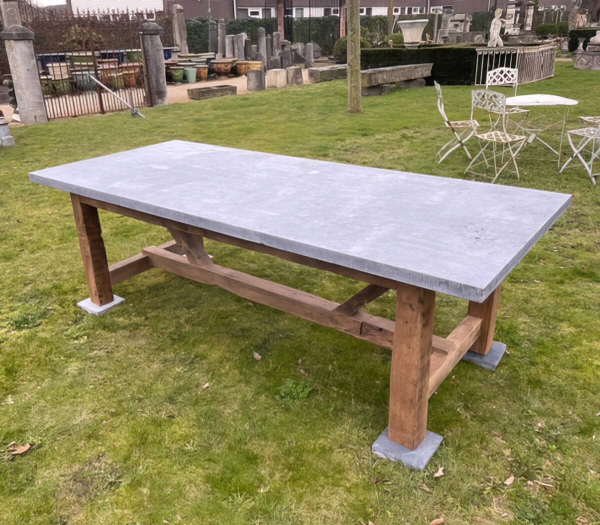 Tafel-eiken-onderstel-met-belgisch-hardstenen-blad
