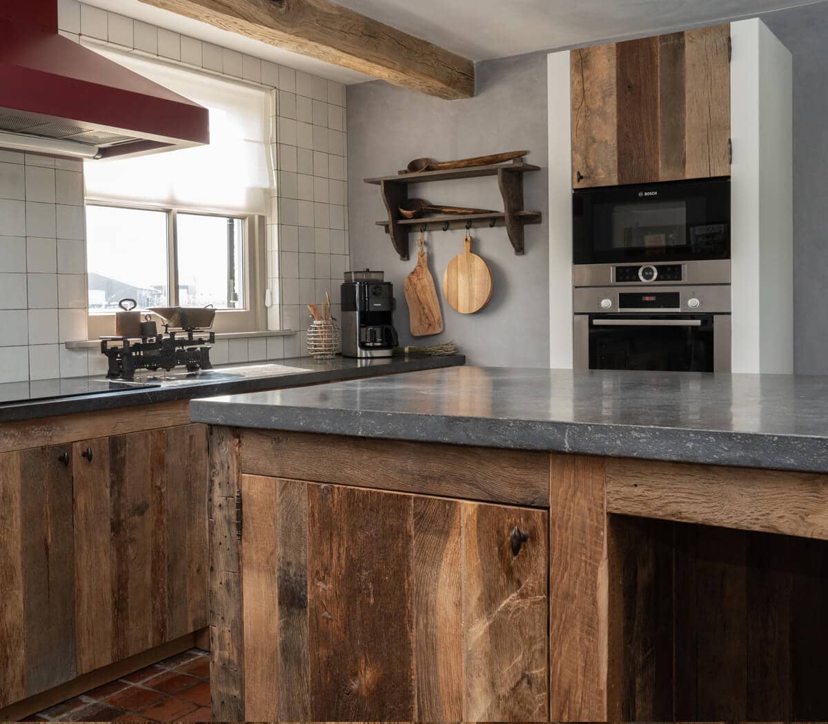 Eiken-keuken-belgisch-hardstenen-blad-en-bak