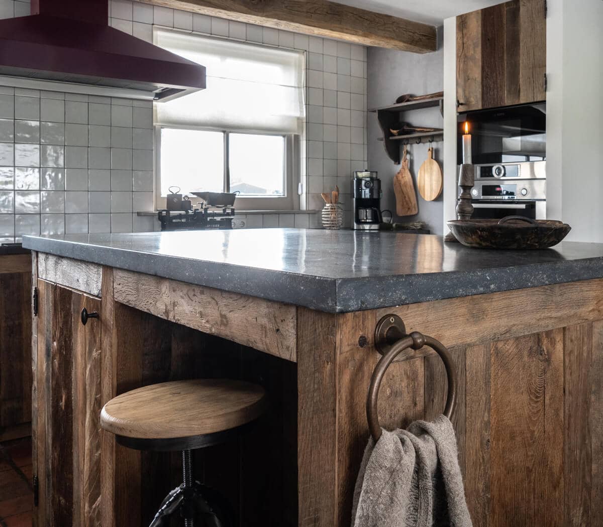 Eiken-keuken-belgisch-hardstenen-blad-en-bak