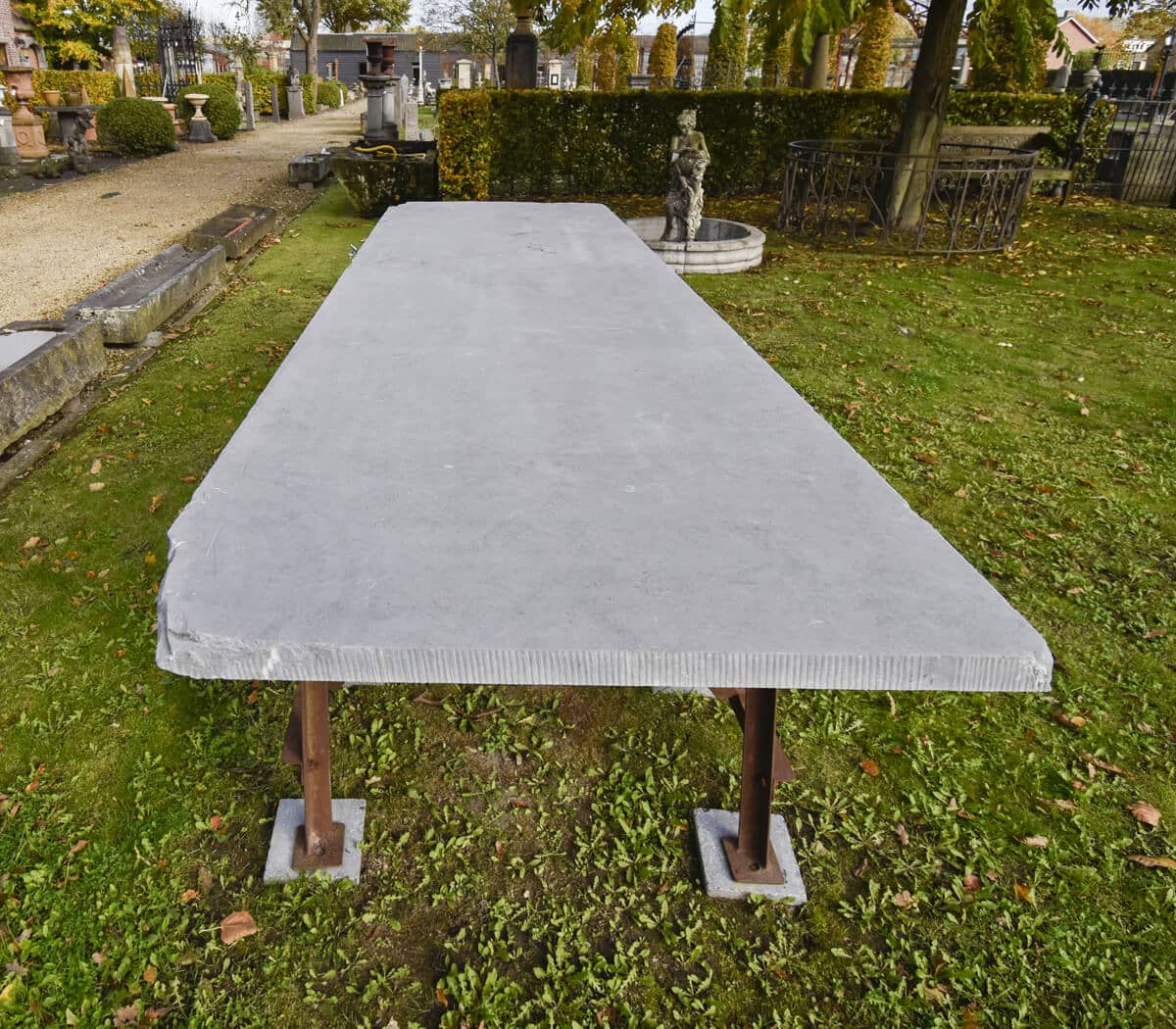 Tuintafel-ijzeren-onderstel-en-Belgisch-hardstenen-verouderd-blad