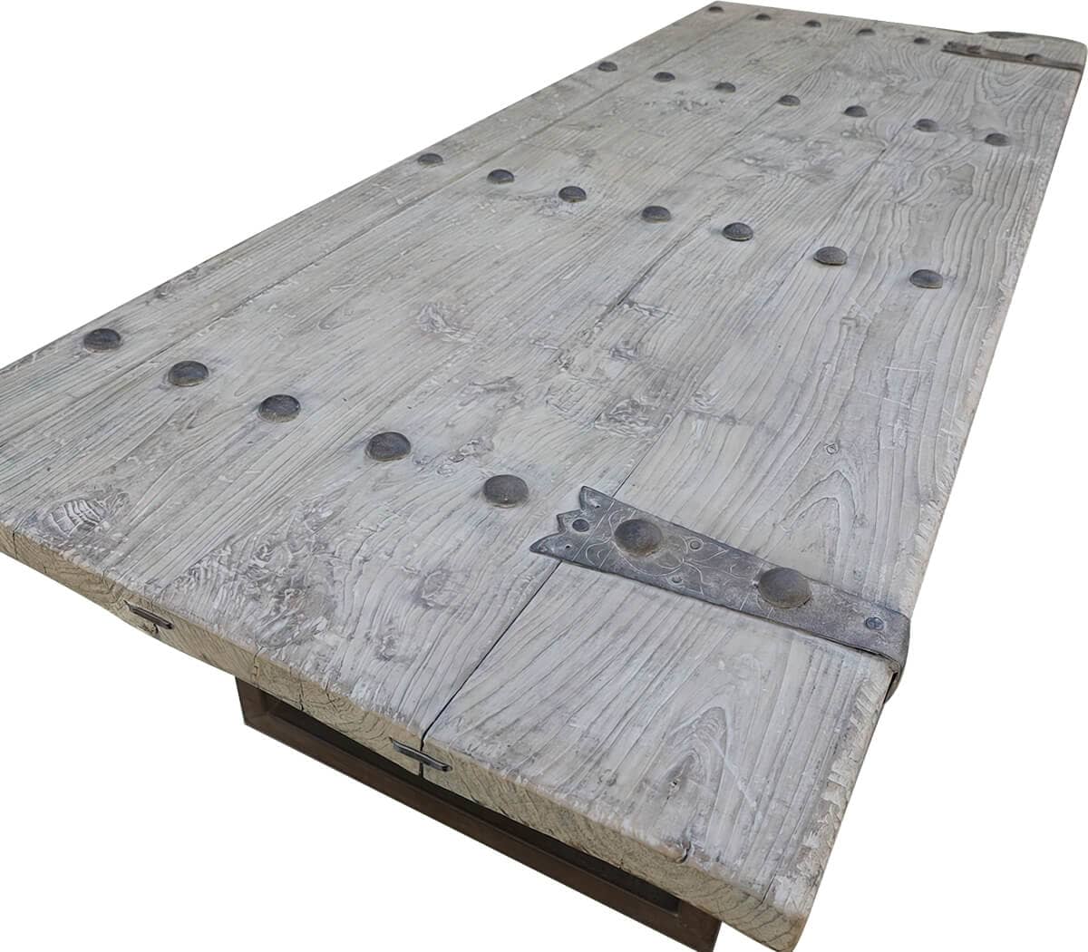 Eettafel-oude-deur-met-ijzeren-onderstel