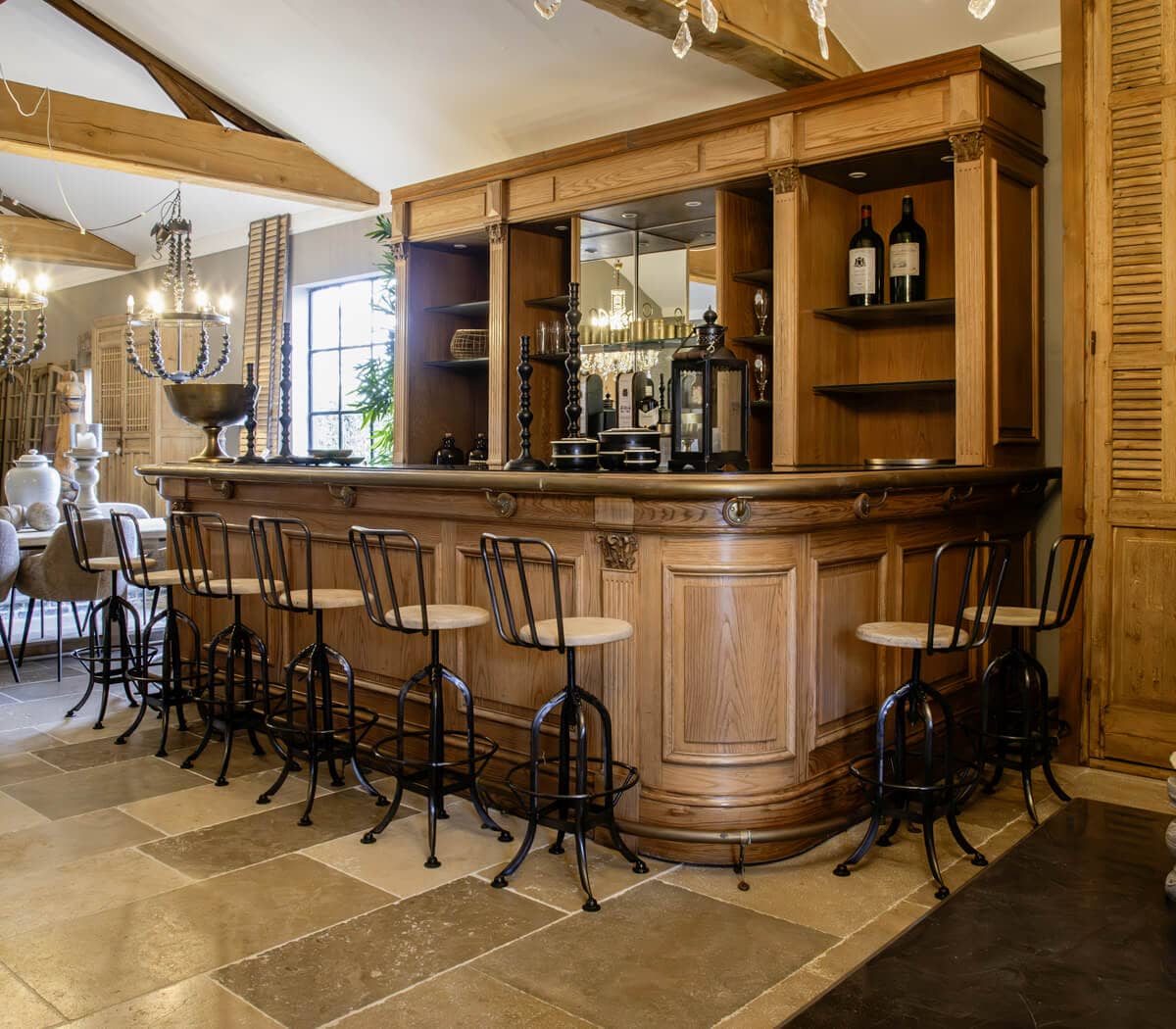 Unieke-oude-taverne-bar-geheel-in-eiken