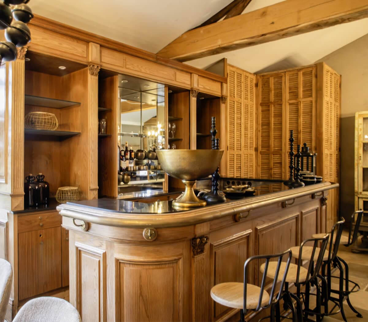 Unieke-oude-taverne-bar-geheel-in-eiken