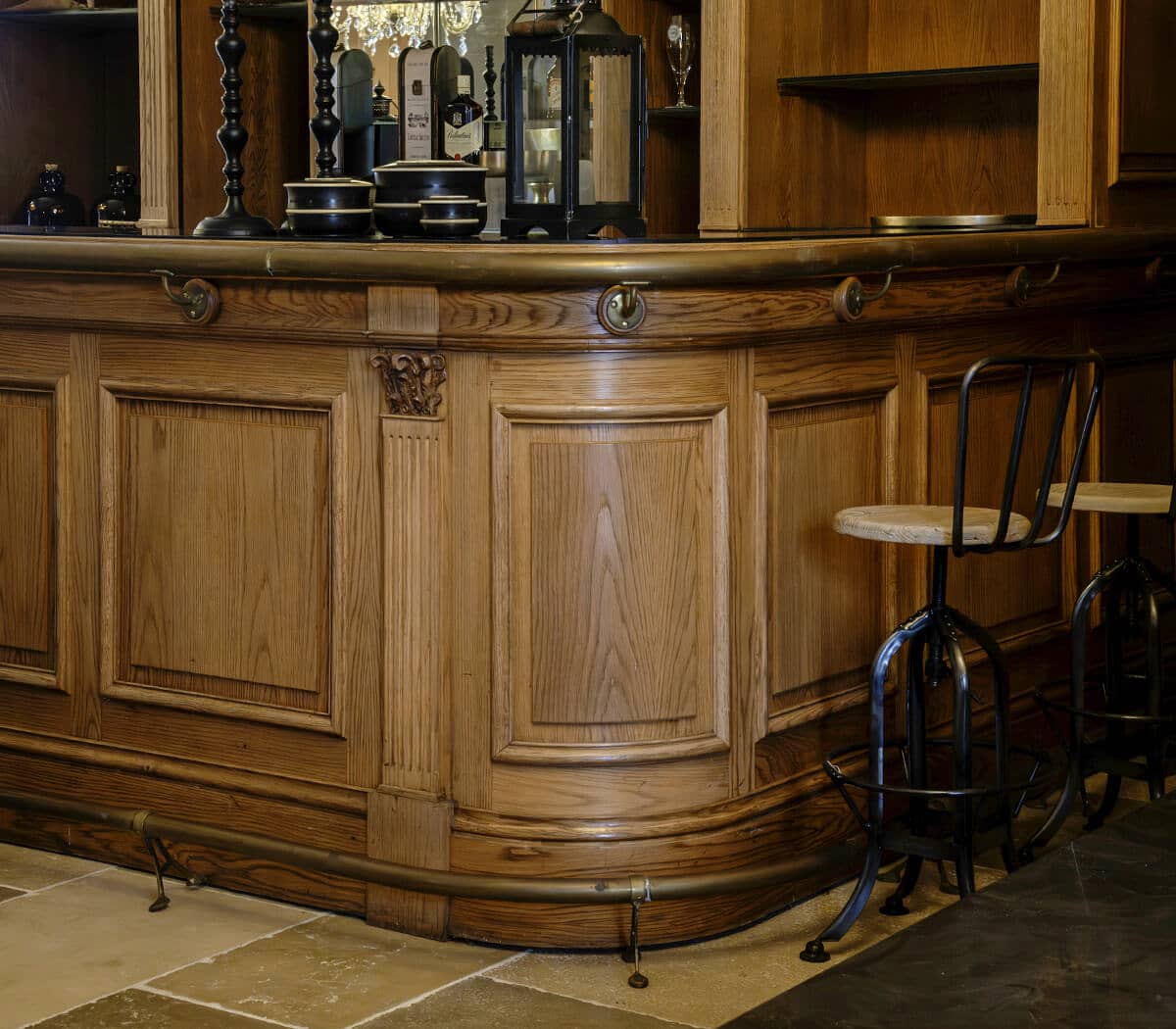 Unieke-oude-taverne-bar-geheel-in-eiken