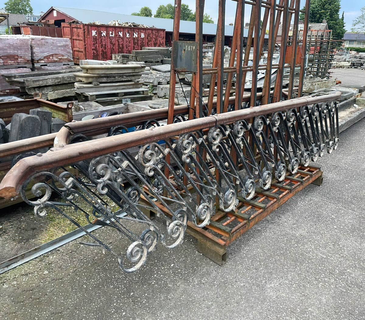 Oude-trap-met-Belgisch-hardstenen-traptredes-en-balustrade