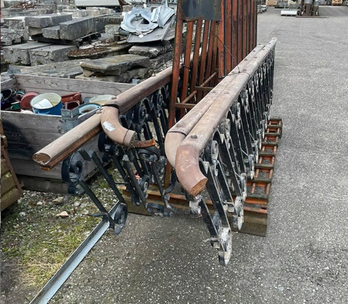 Oude-trap-met-Belgisch-hardstenen-traptredes-en-balustrade