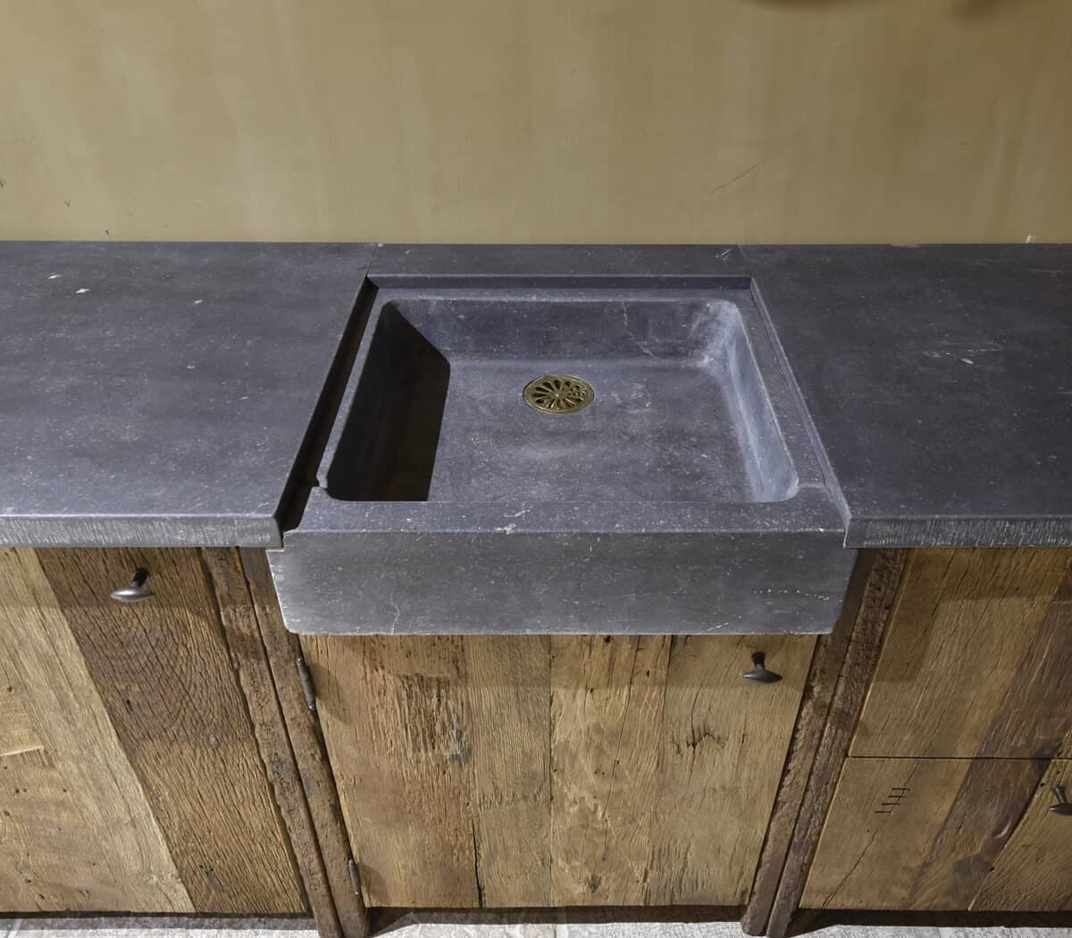 Eiken-keukenmeubel-met-Belgisch-hardstenen-werkblad-en-spoelbak