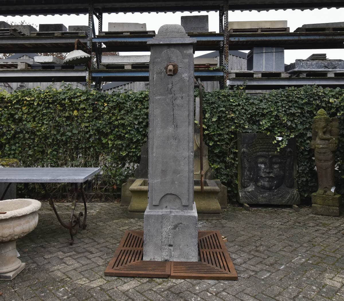 Antieke-Belgisch-hardstenen-dorpspomp-met-rooster