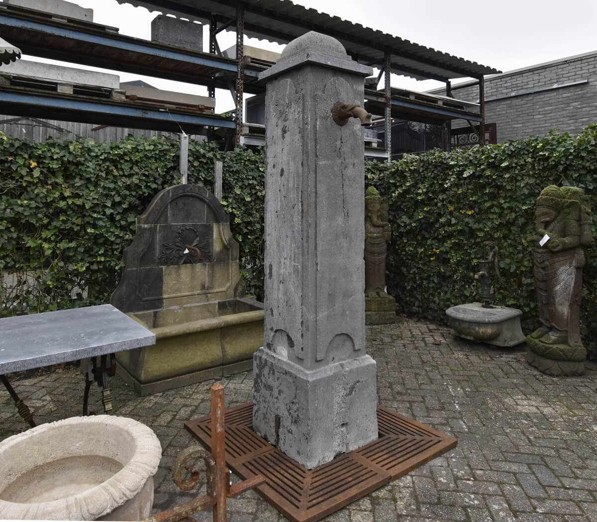 Antieke-Belgisch-hardstenen-dorpspomp-met-rooster