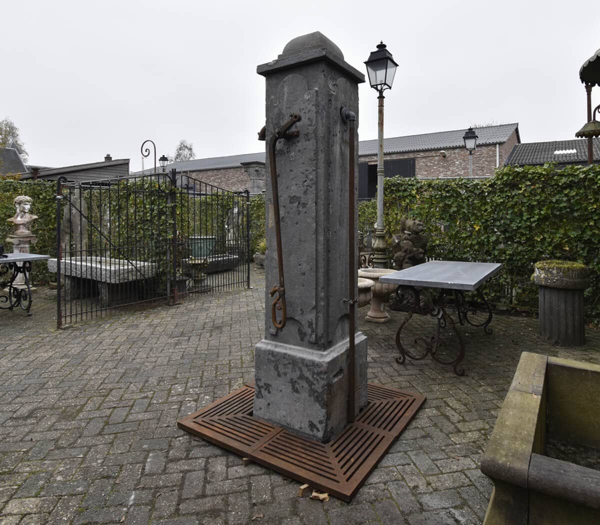 Antieke-Belgisch-hardstenen-dorpspomp-met-rooster