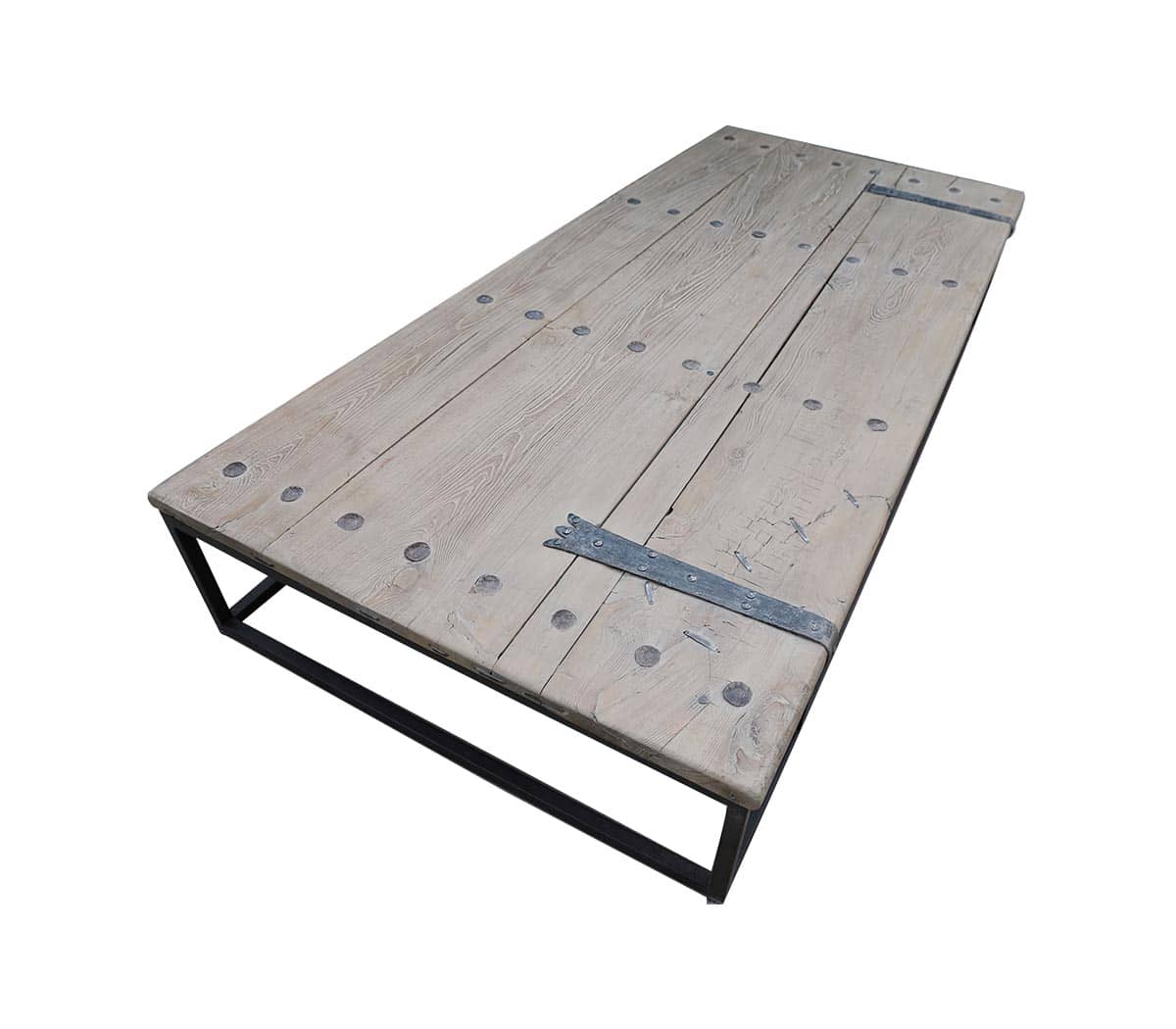 Salontafel-oude-deur-met-ijzeren-onderstel