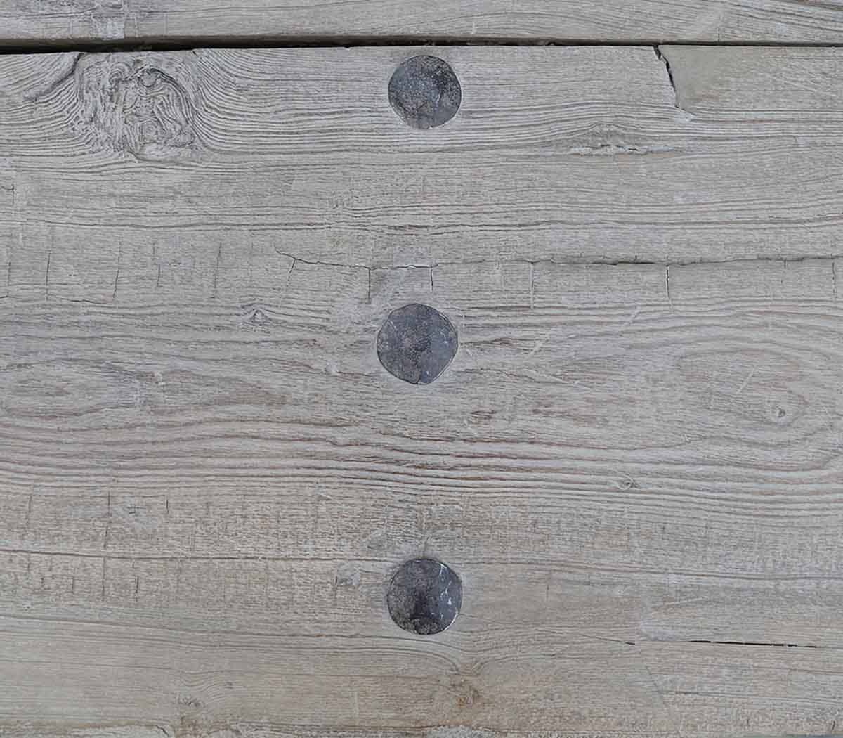 Salontafel-oude-deur-met-ijzeren-onderstel