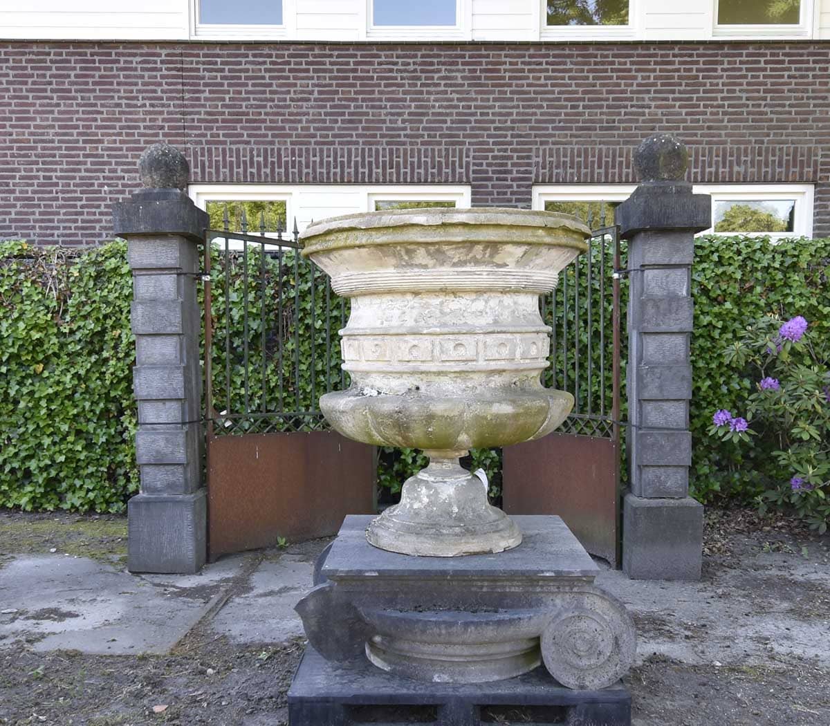 Set-van-2-hardstenen-poortpalen