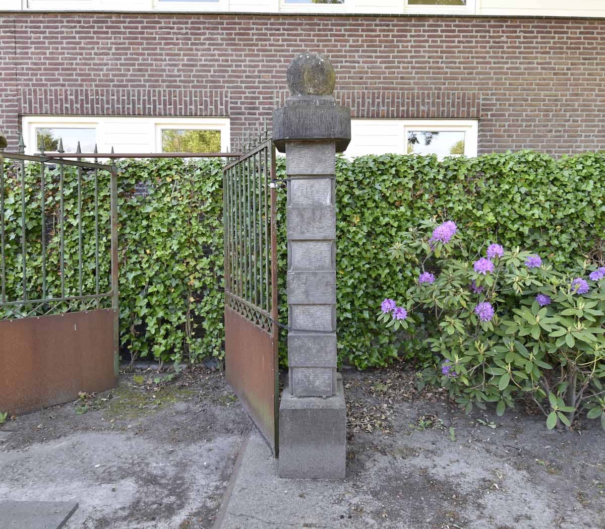 Set-van-2-hardstenen-poortpalen