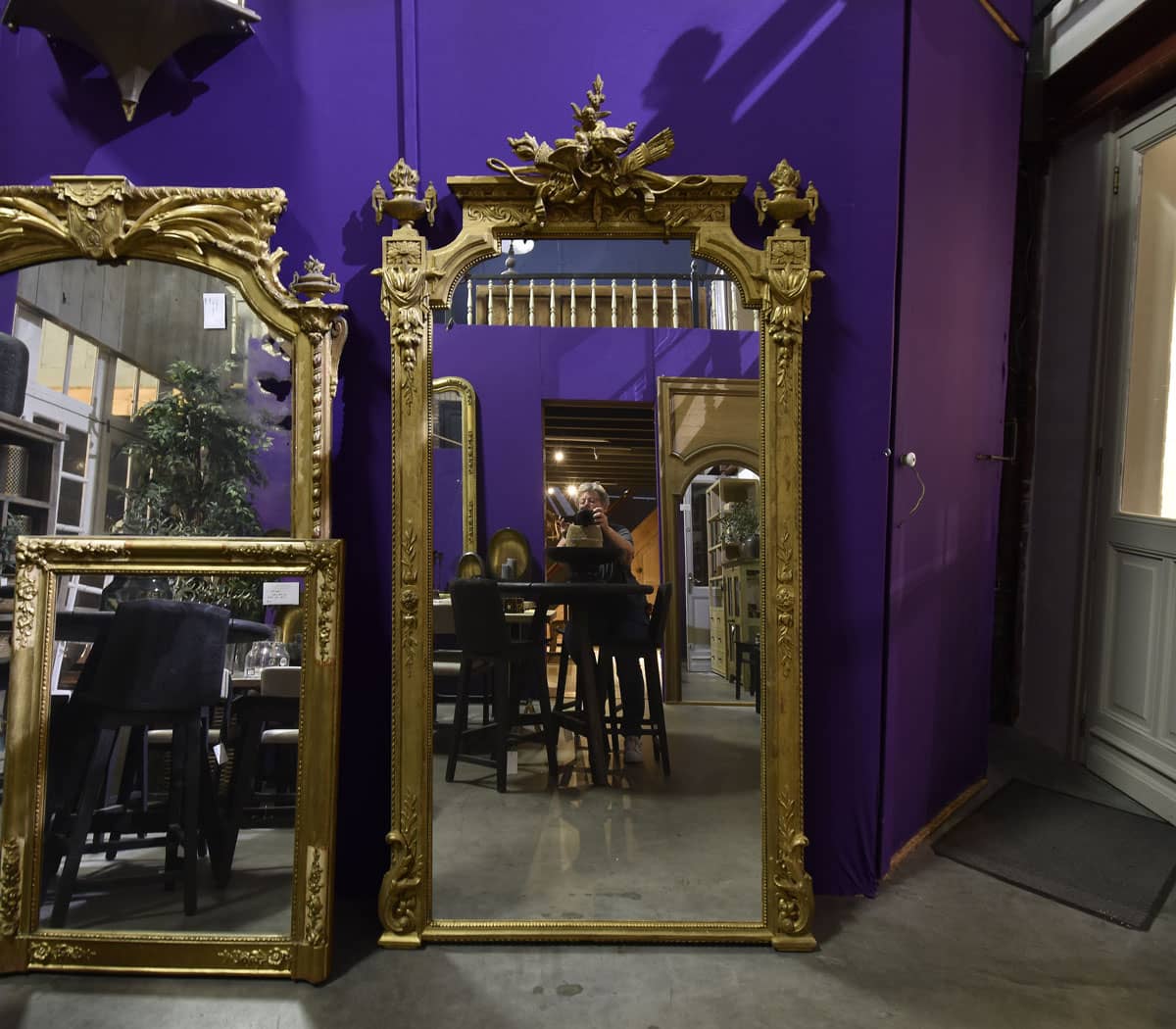 Antieke-kuifspiegel-met-tortelduifjes-en-parelrand