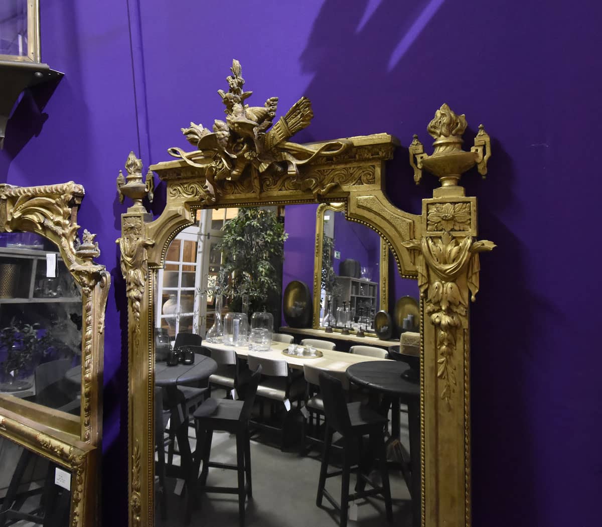 Antieke-kuifspiegel-met-tortelduifjes-en-parelrand