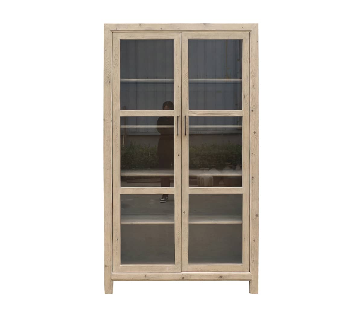 Houten-vitrinekast-met-2-deuren-met-glas