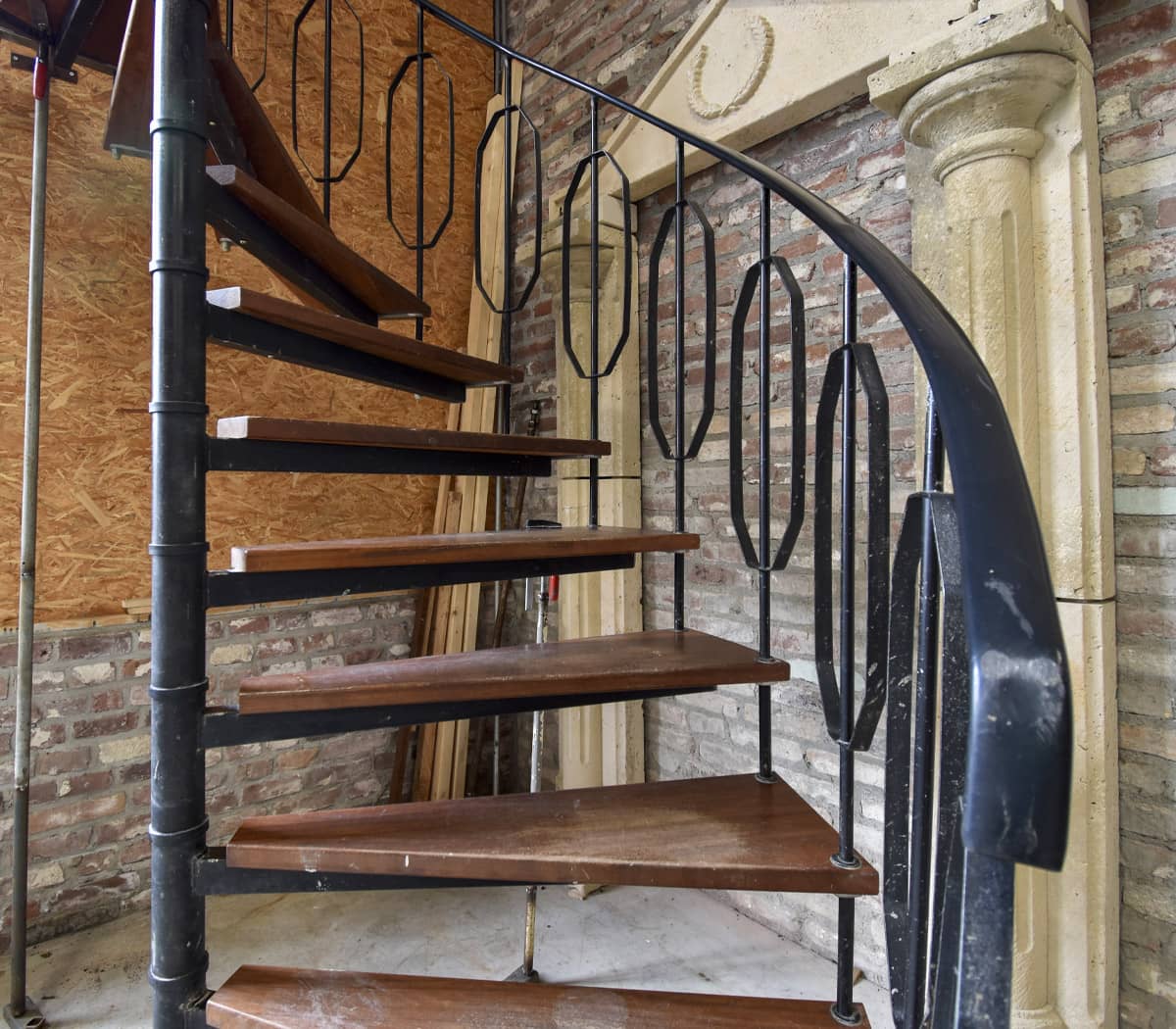 Vintage-ijzeren-spiltrap-met-houten-tredes