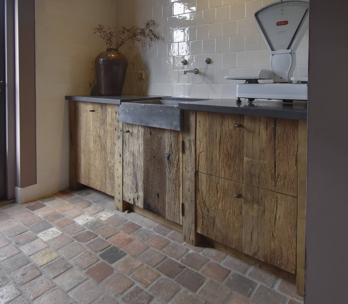 Keukenblok-met-Belgisch-hardstenen-werkblad-en-spoelbak