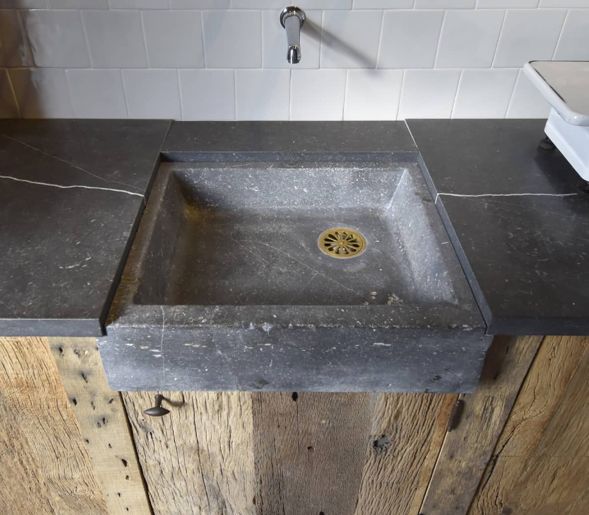 Keukenblok-met-Belgisch-hardstenen-werkblad-en-spoelbak