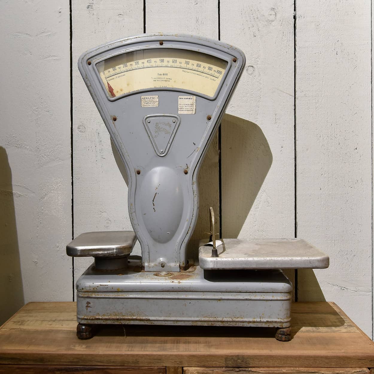 Vintage-mechanische-tafelweegschaal-met-wijzerplaat