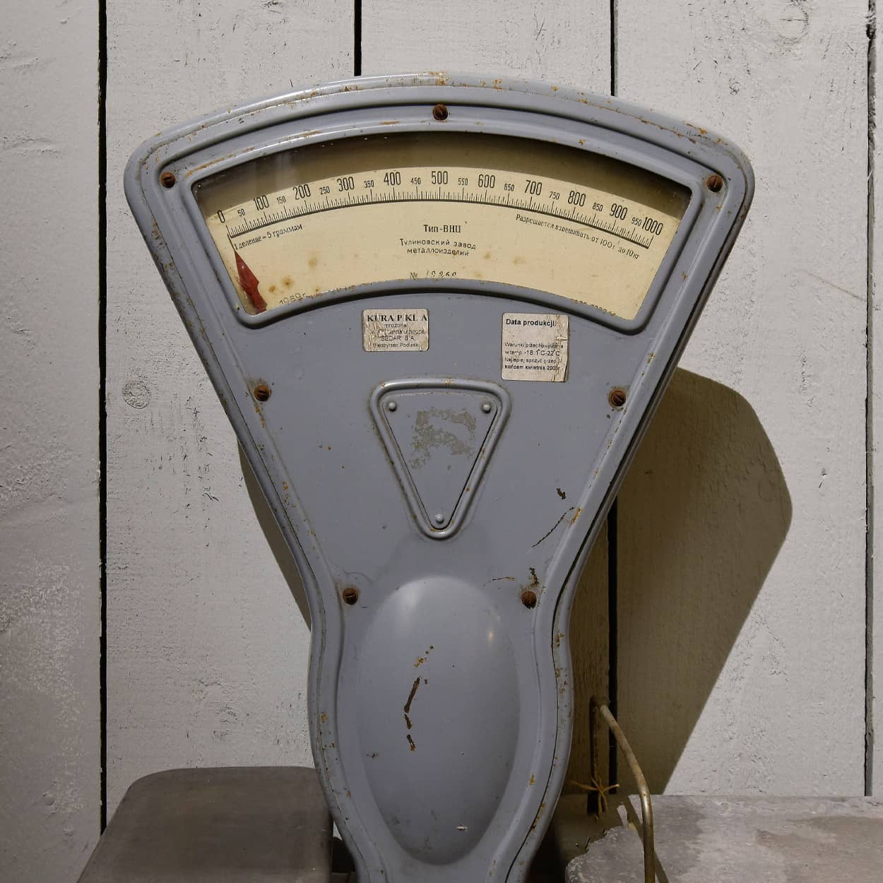 Vintage-mechanische-tafelweegschaal-met-wijzerplaat