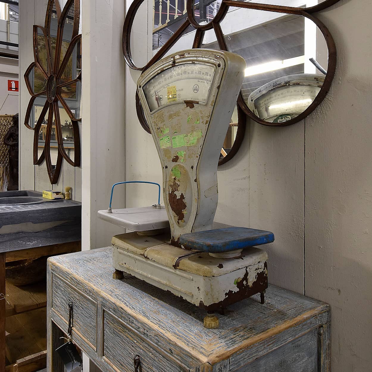 Vintage-mechanische-tafelweegschaal-met-wijzerplaat