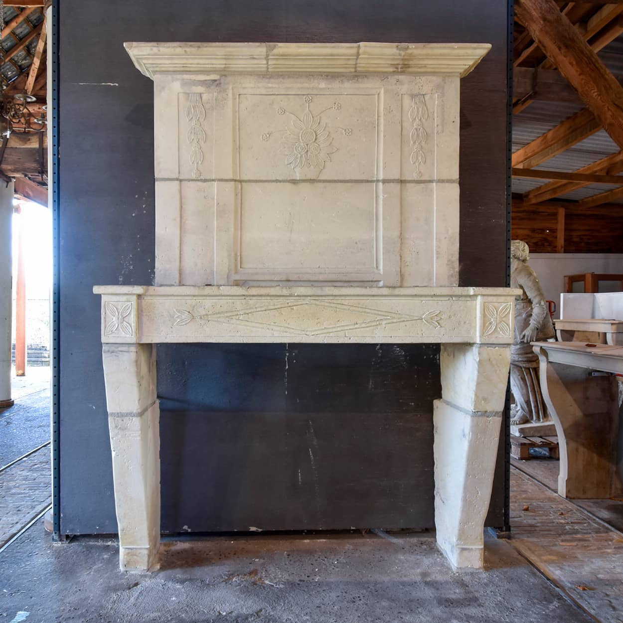 Zandstenen-schouw-met-trumeau