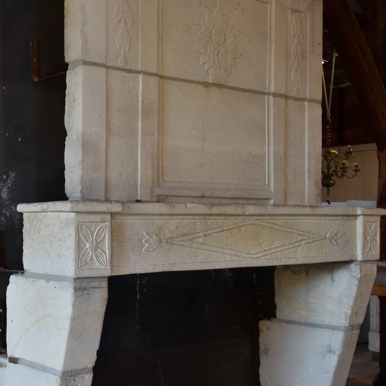 Zandstenen-schouw-met-trumeau