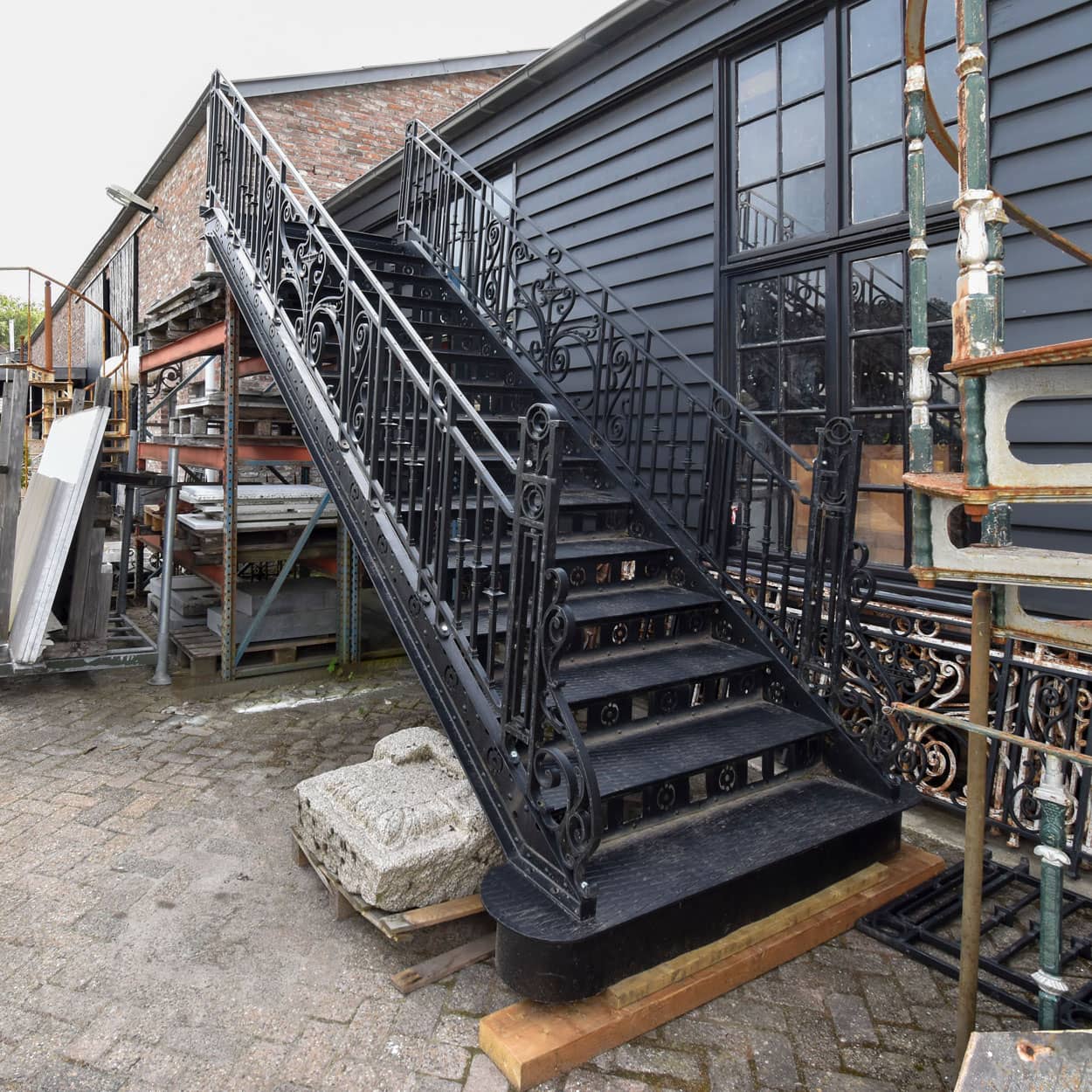 Gietijzeren-trap-met-±-15-meter-hekwerk