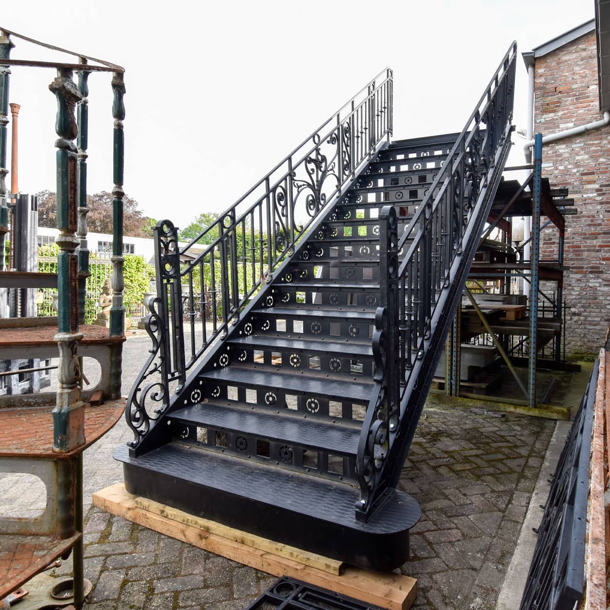 Gietijzeren-trap-met-±-15-meter-hekwerk