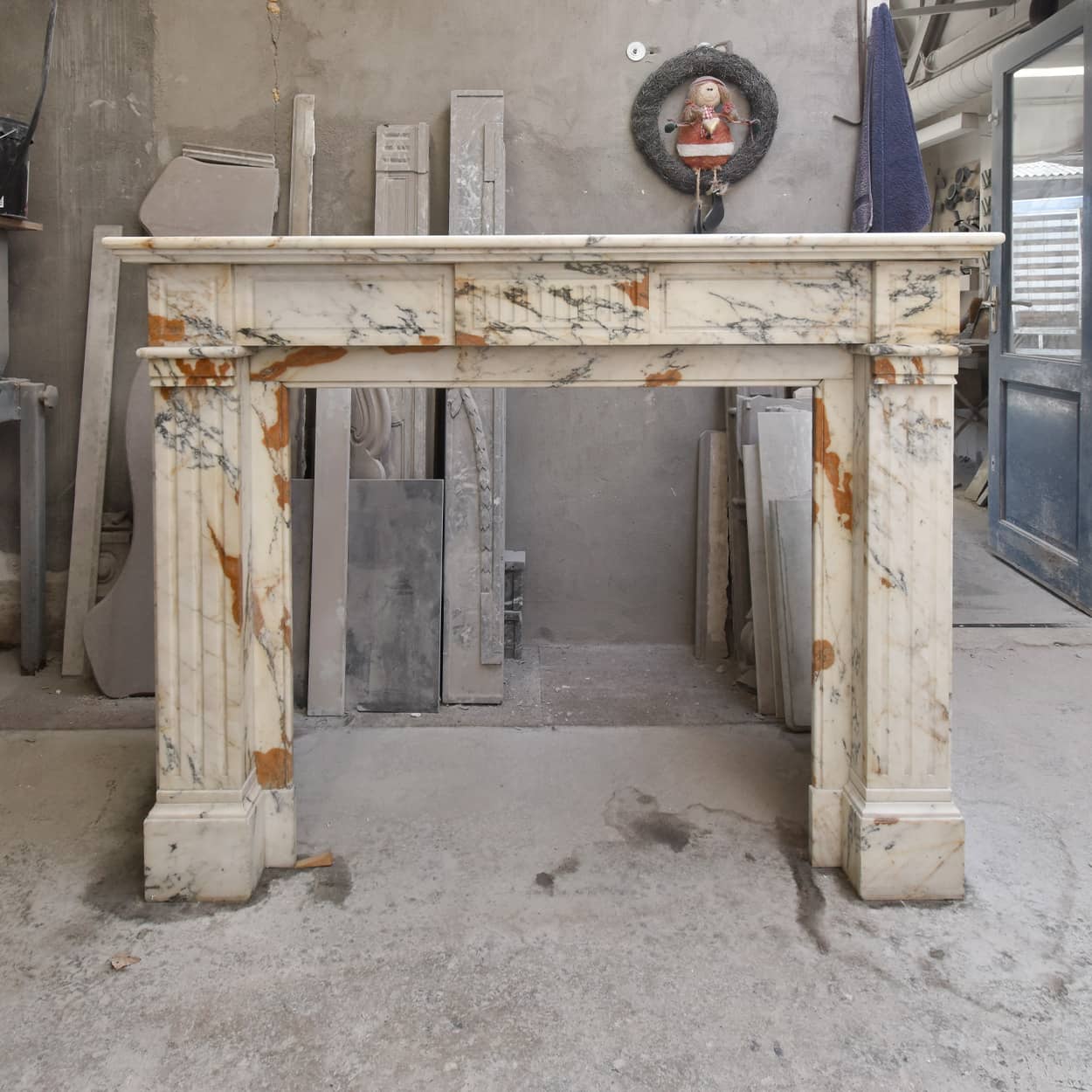 Louis-XVI-Marmeren-ombouwschouw-met-aderpatroon